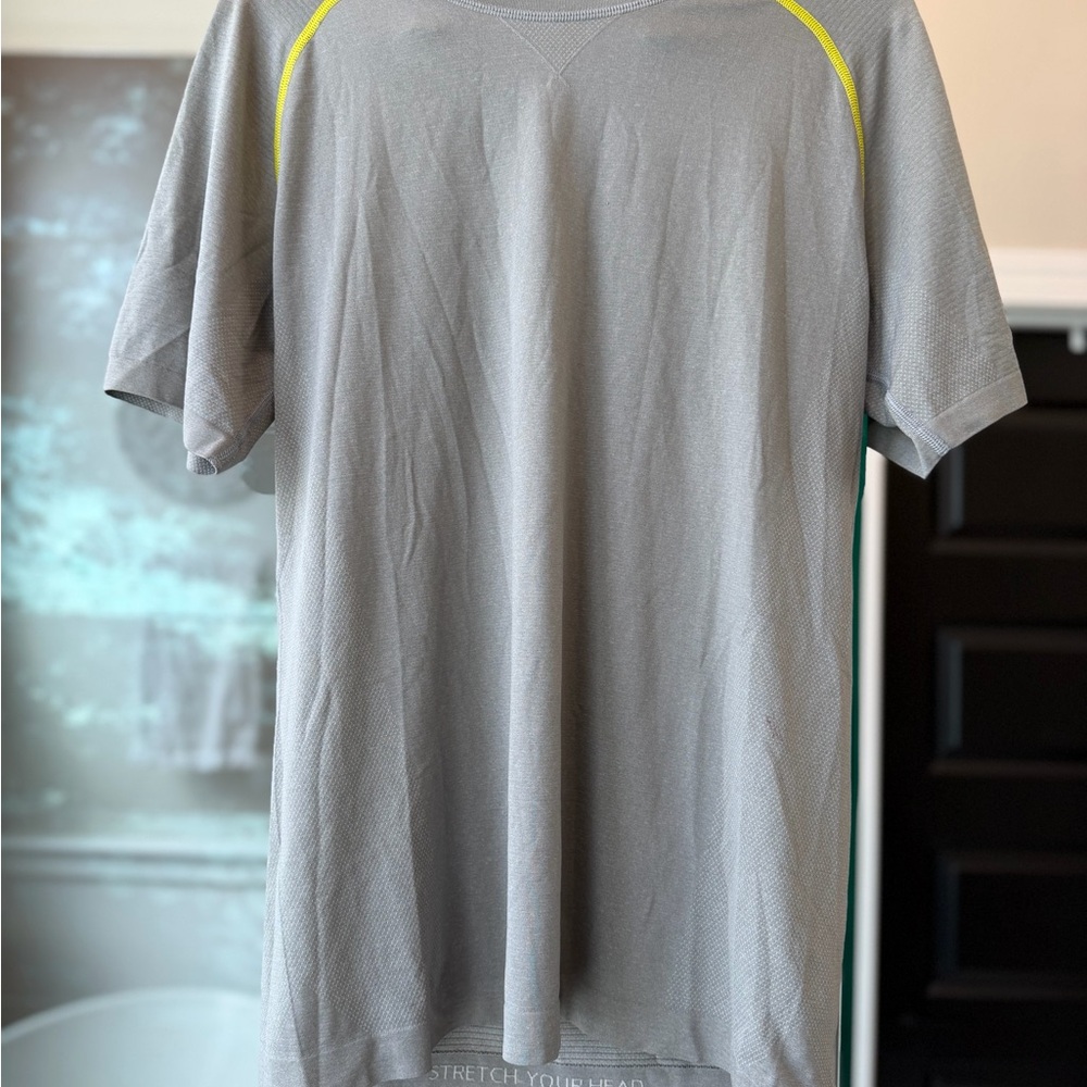 LULULEMON tshirt